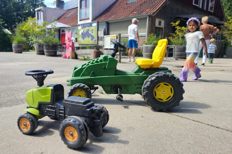 Spelletjes op het erf van de Stadsboerderij