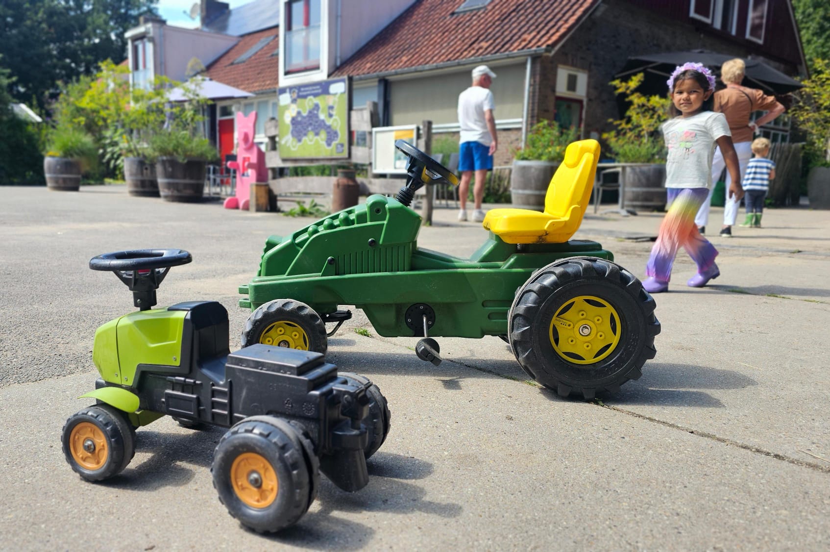 Spelletjes op het erf van de Stadsboerderij