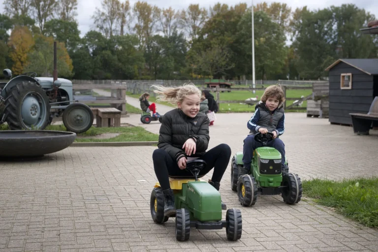 Spelletjes op het erf van de Stadsboerderij