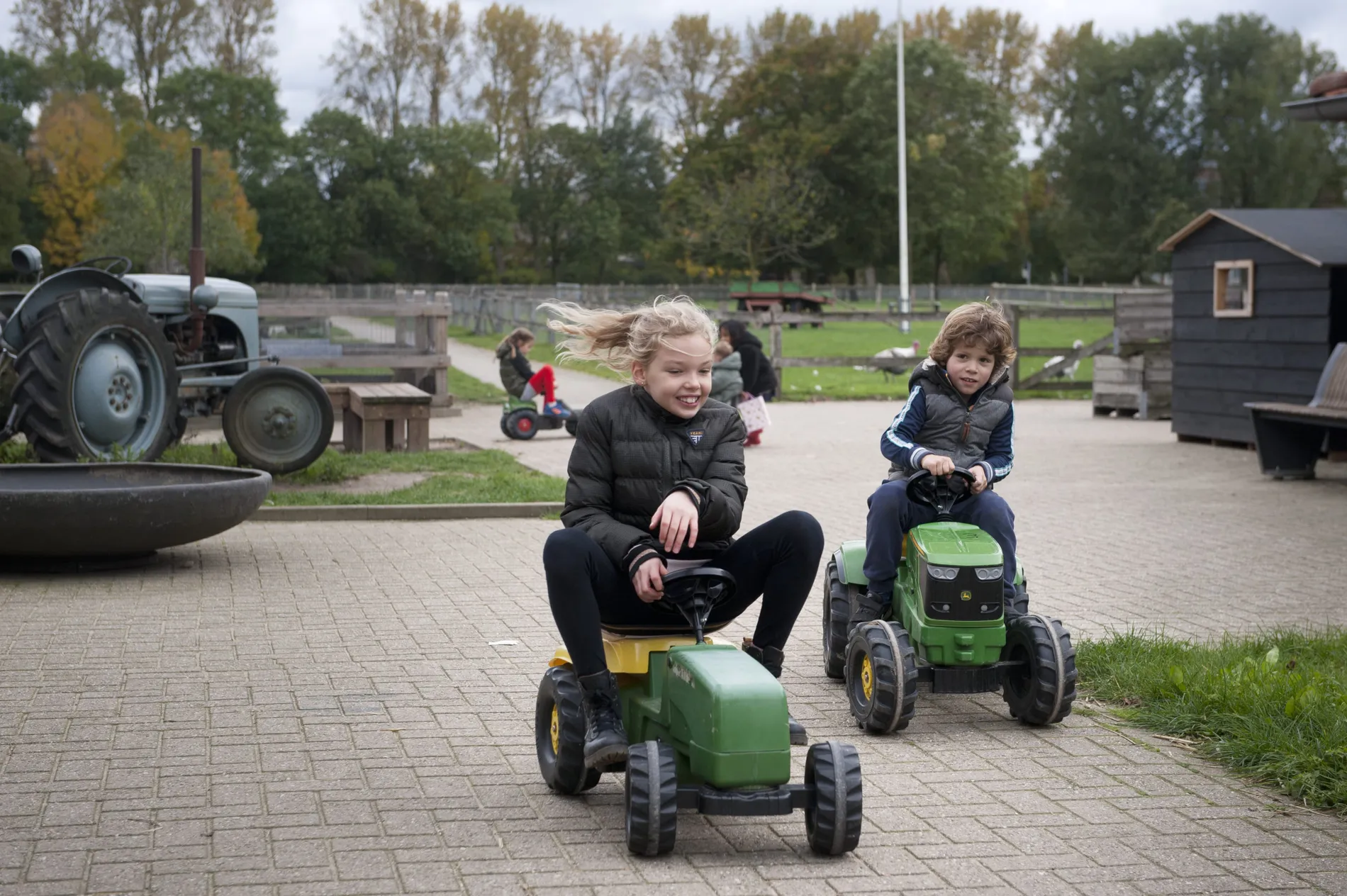 Spelletjes op het erf van de Stadsboerderij